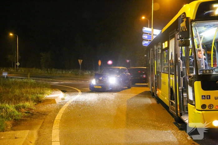 Veel schade bij ongeval tussen auto en lijnbus