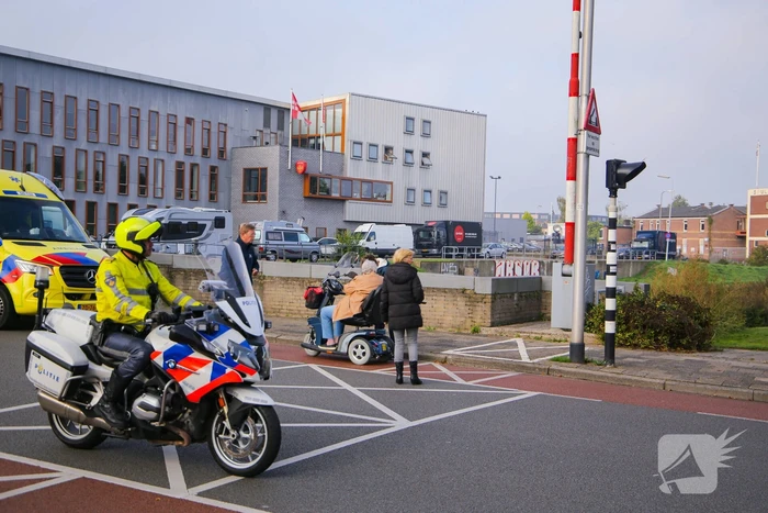 Vrouw botst met scootmobiel tegen slagboom en raakt gewond