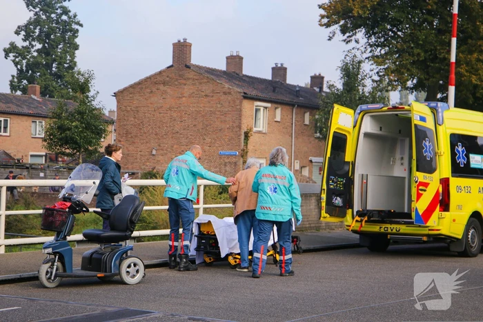 Vrouw botst met scootmobiel tegen slagboom en raakt gewond