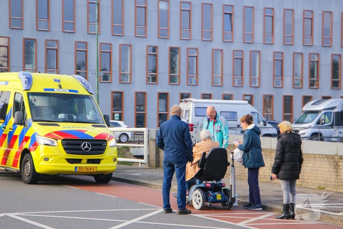 Vrouw botst met scootmobiel tegen slagboom en raakt gewond