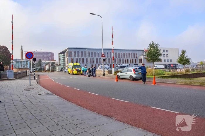 Vrouw botst met scootmobiel tegen slagboom en raakt gewond