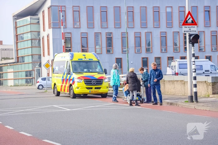 Vrouw botst met scootmobiel tegen slagboom en raakt gewond