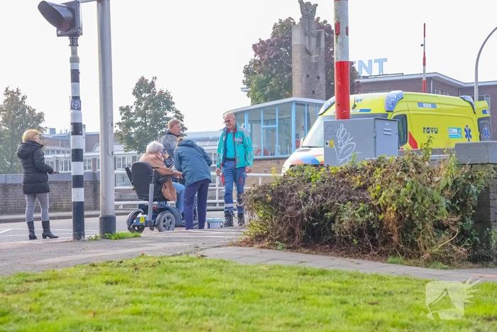 Vrouw botst met scootmobiel tegen slagboom en raakt gewond