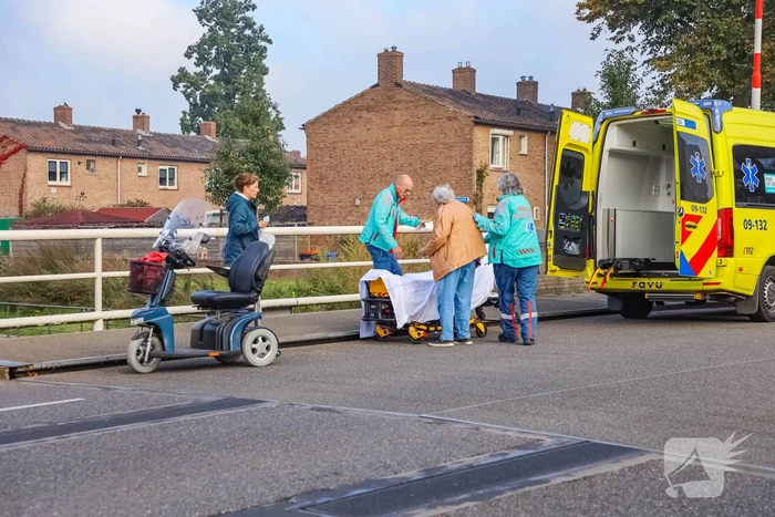 Vrouw botst met scootmobiel tegen slagboom en raakt gewond
