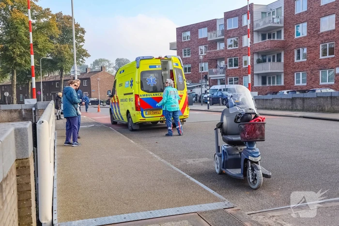 Vrouw botst met scootmobiel tegen slagboom en raakt gewond