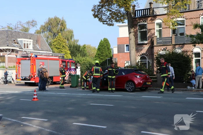 Automobilist ramt geparkeerde auto's