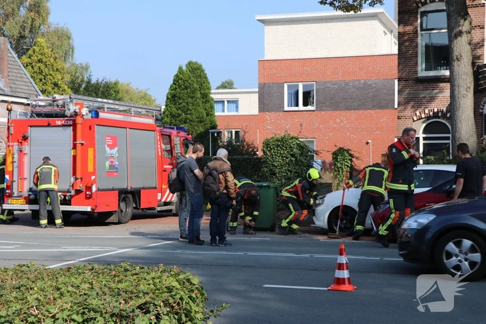 Automobilist ramt geparkeerde auto's
