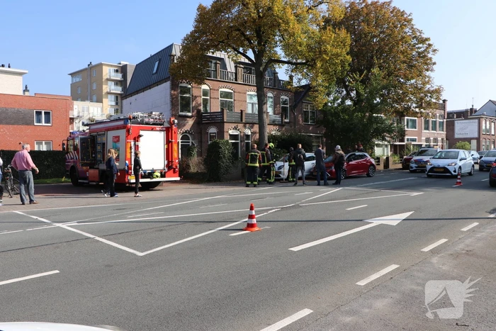 Automobilist ramt geparkeerde auto's