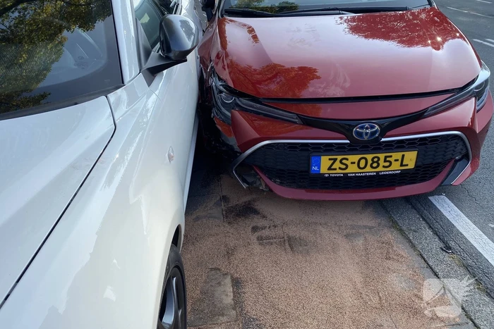 Automobilist ramt geparkeerde auto's