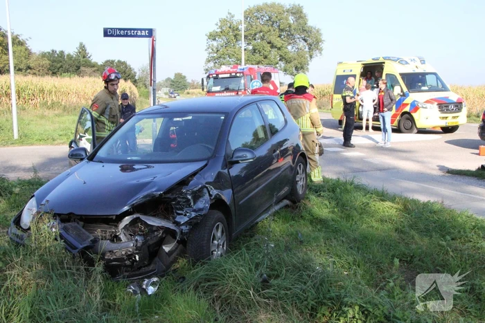 Veel schade bij ongeval tussen twee auto's