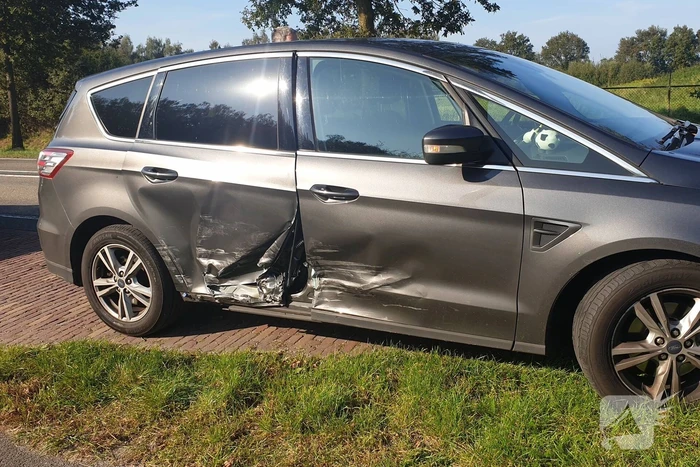 Veel schade bij aanrijding tussen twee auto's