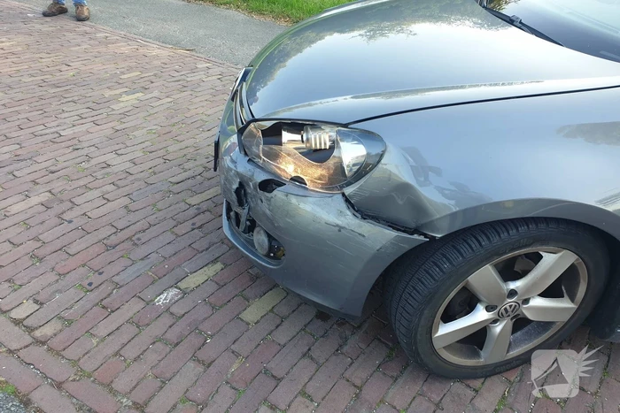 Veel schade bij aanrijding tussen twee auto's