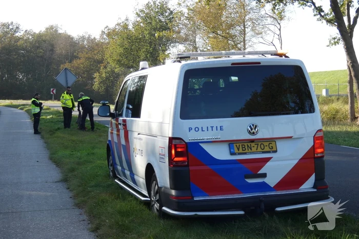 Auto belandt op kop in sloot