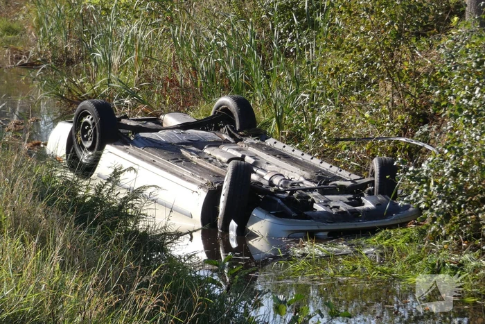 Auto belandt op kop in sloot