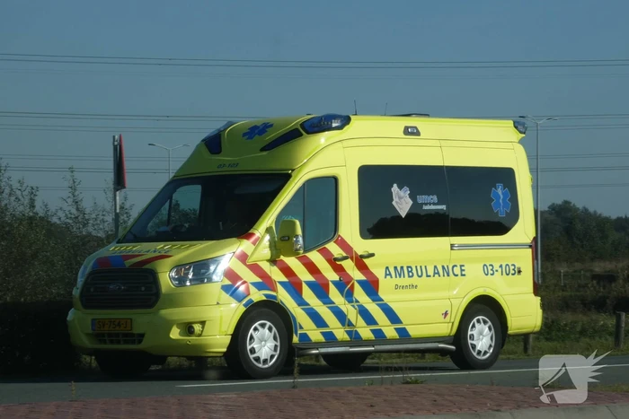 Auto belandt op kop in sloot