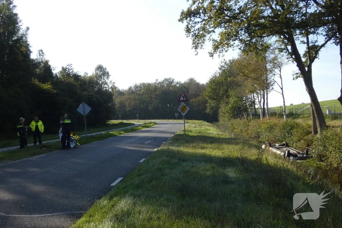 Auto belandt op kop in sloot