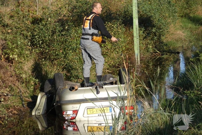 Auto belandt op kop in sloot