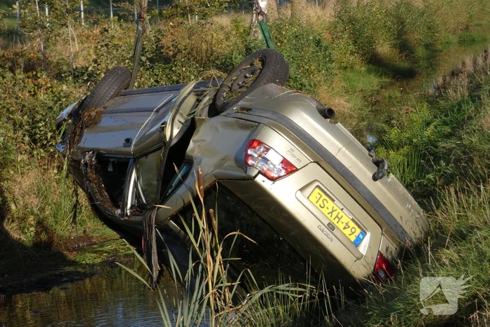 Auto belandt op kop in sloot