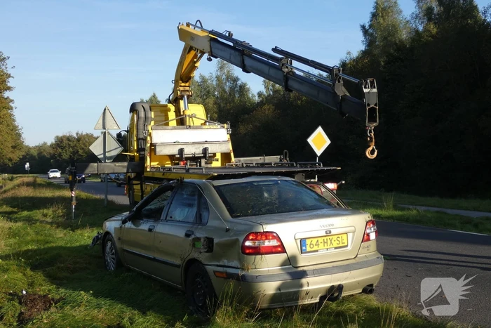 Auto belandt op kop in sloot