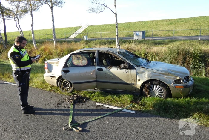 Auto belandt op kop in sloot