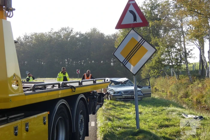 Auto belandt op kop in sloot