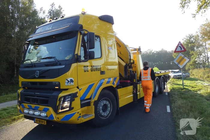 Auto belandt op kop in sloot