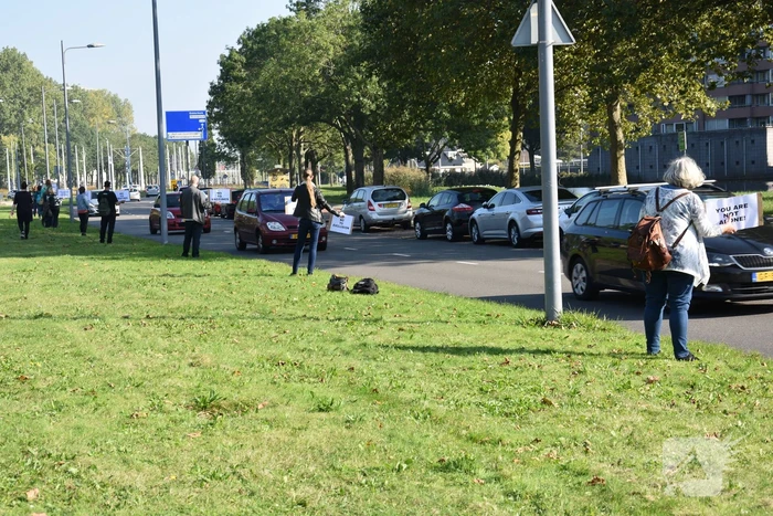 Demonstranten tegen coronavaccin langs de weg