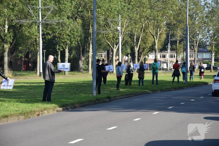 Demonstranten tegen coronavaccin langs de weg
