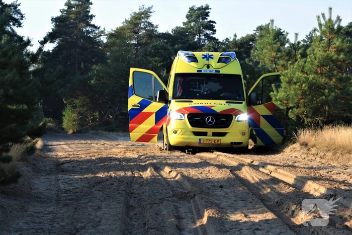 Ambulance vast in zand onderweg naar melding
