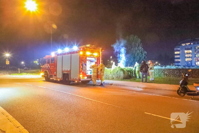 Broeiende hooibalen uit elkaar gehaald