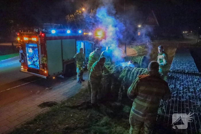 Broeiende hooibalen uit elkaar gehaald