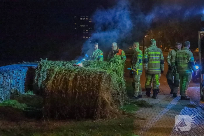 Broeiende hooibalen uit elkaar gehaald
