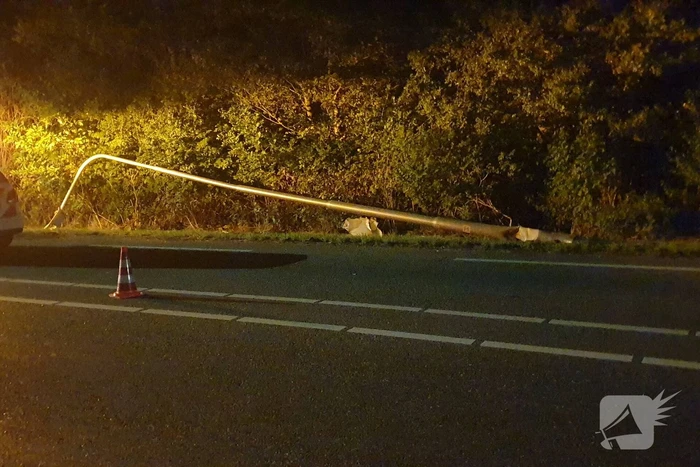 Beschonken bestuurder rijdt tegen lantaarnpaal aan