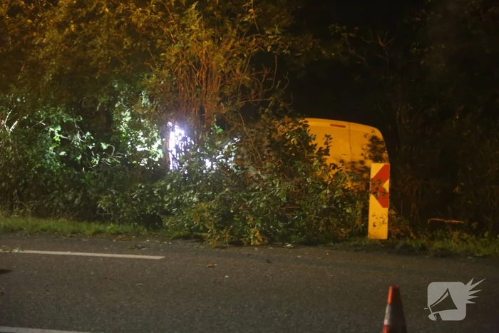 Beschonken bestuurder rijdt tegen lantaarnpaal aan