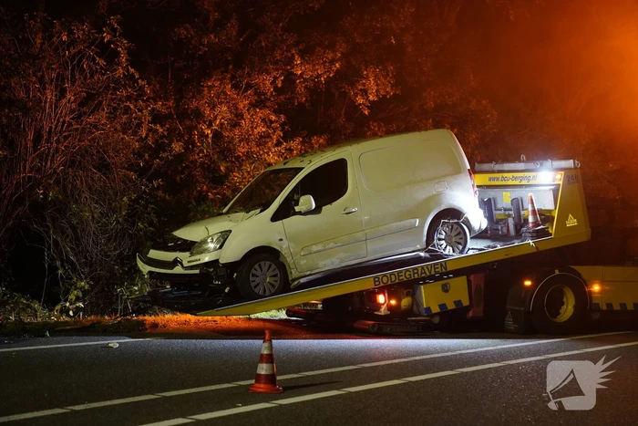Beschonken bestuurder rijdt tegen lantaarnpaal aan