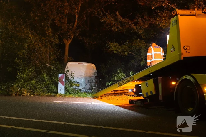 Beschonken bestuurder rijdt tegen lantaarnpaal aan