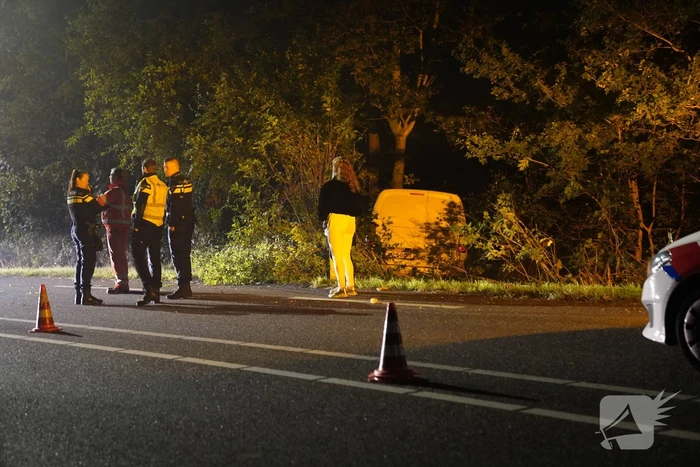 Beschonken bestuurder rijdt tegen lantaarnpaal aan