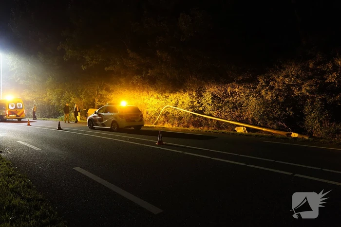 Beschonken bestuurder rijdt tegen lantaarnpaal aan