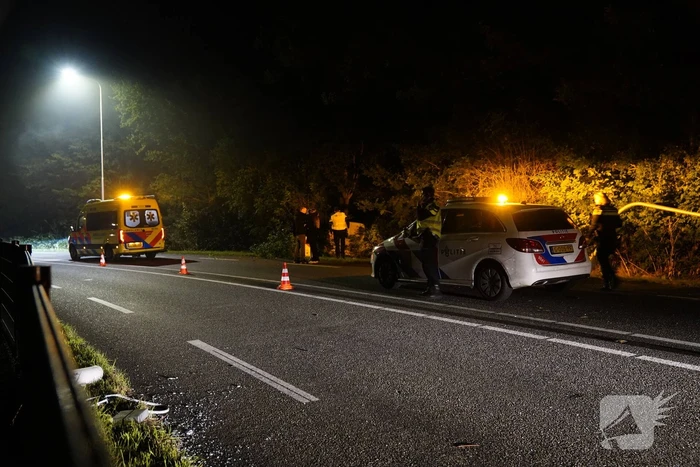 Beschonken bestuurder rijdt tegen lantaarnpaal aan