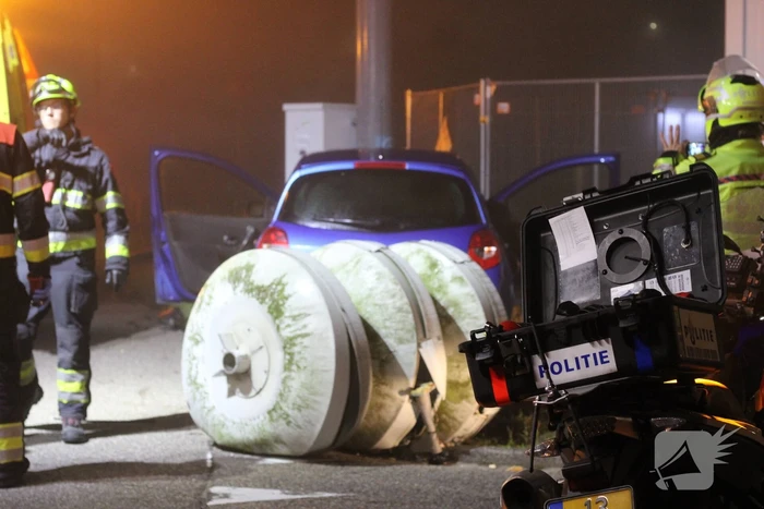 Bestuurder van auto botst tegen mast luchtalarm