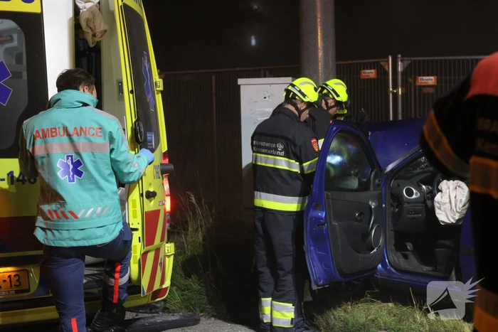 Bestuurder van auto botst tegen mast luchtalarm