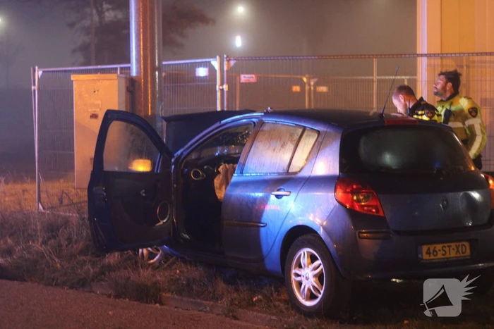 Bestuurder van auto botst tegen mast luchtalarm