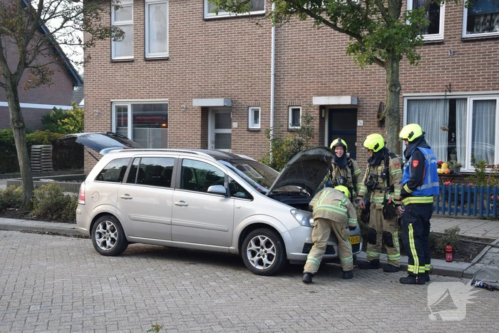 Zwarte rookontwikkeling door brand in personenauto