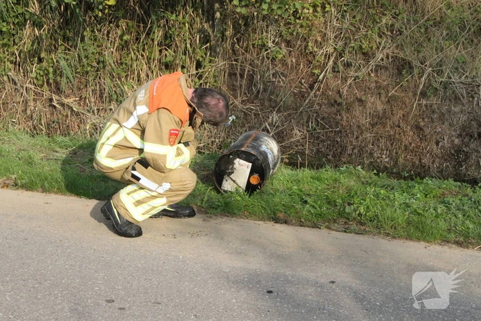 Brandweer doet onderzoek naar vat met onbekende vloeistof