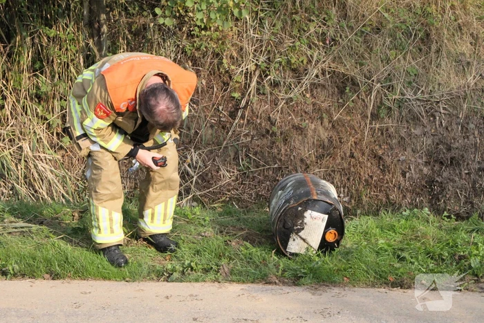 Brandweer doet onderzoek naar vat met onbekende vloeistof