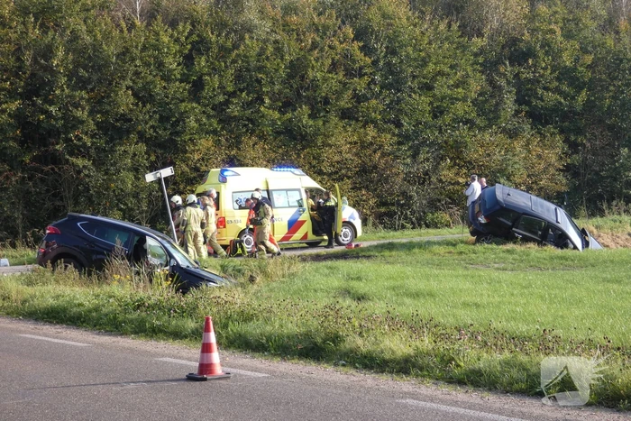 Twee auto's in de sloot door ongeval