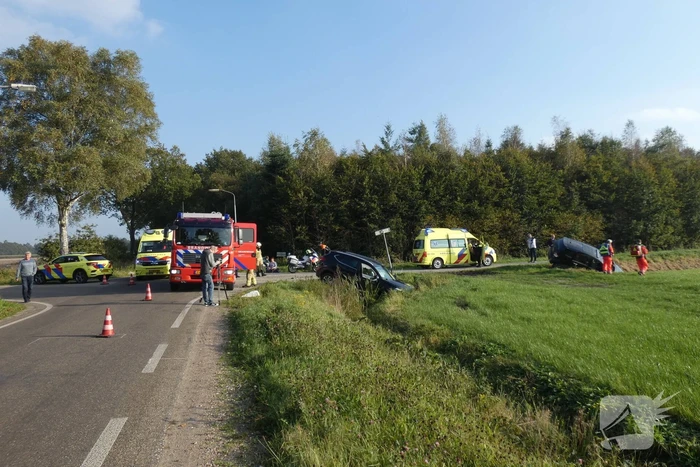 Twee auto's in de sloot door ongeval