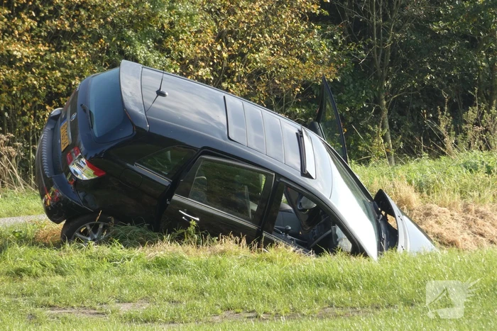 Twee auto's in de sloot door ongeval
