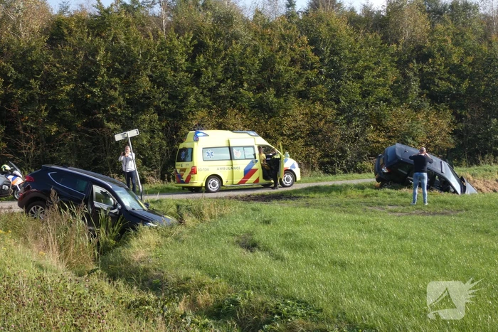 Twee auto's in de sloot door ongeval