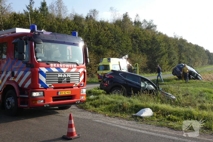 Twee auto's in de sloot door ongeval